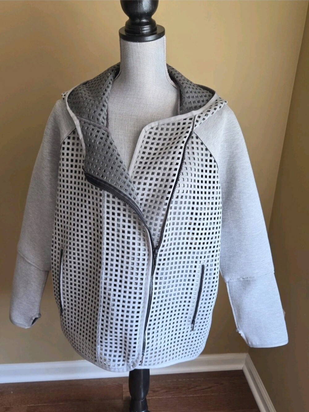 ELIE TAHARI SPORT Gray Laser Cut Hooded Zip-Up Jacket Size L PRE OWN EXCELLENT